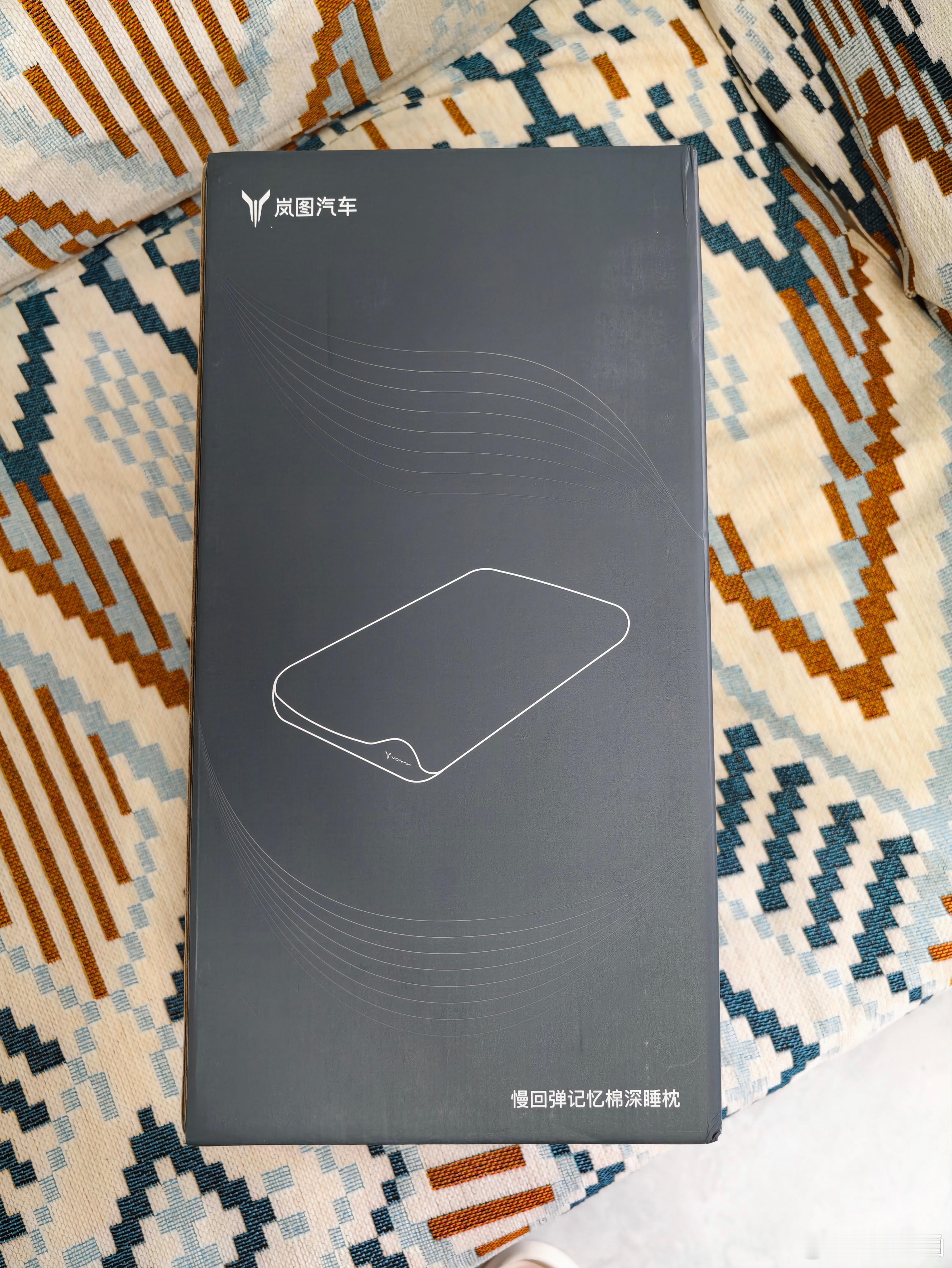 收到一个「慢回弹记忆棉深睡枕」竟然是泰山X8的拍摄邀请要我们带枕“试睡”“这一定