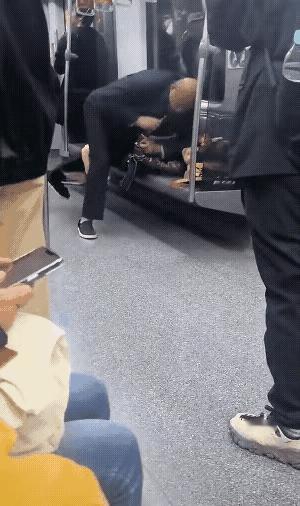 为老不尊的男人
地铁作为公共空间，总有个别为老不尊的男人惹是生非。地铁上有位大爷