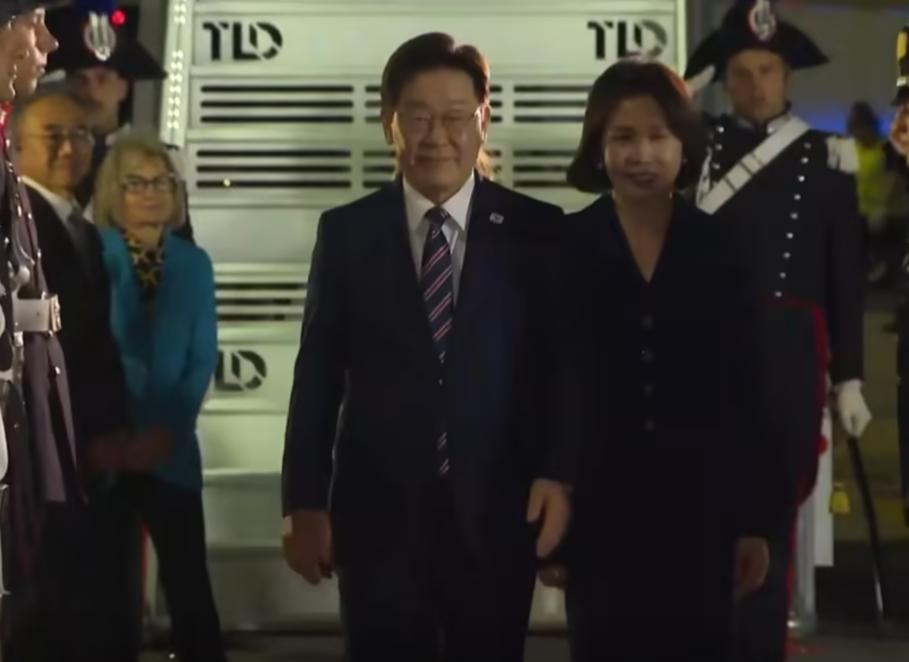 李在明这次欧洲行，刚落地意大利罗马就上演了一出“红毯惊魂”。当地时间6月10日，