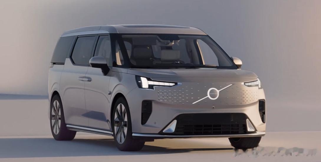 沃尔沃汽车在全球首次展示了其首款纯电豪华MPV车型EM90。售价81.8万元，外