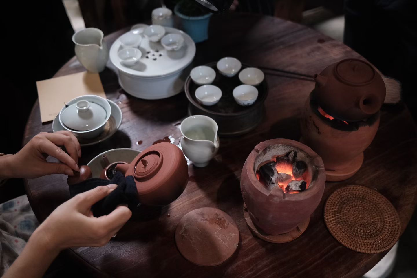 茶道  很多人以为，喝茶只是休闲消遣，是闲来无事的惬意。其实，喝茶从不是简单的解