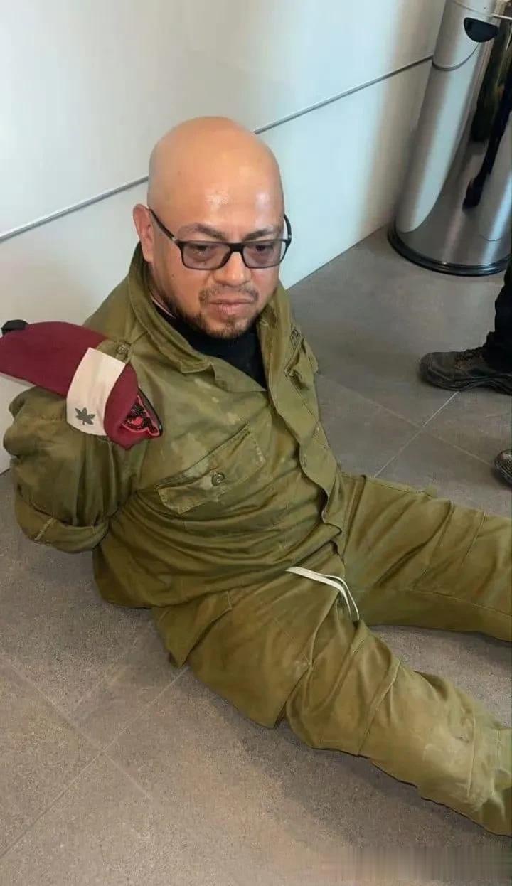 哈马斯这几天抓获的一名以色列国防军少校，比利时犹太人。
看证件这个人估计是个混血