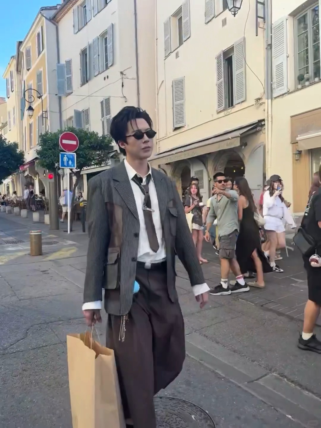 路人偶遇刘宇宁。随手拍都是杂志大片。帅的一直很权威刘宇宁地球超新鲜摩登兄弟
