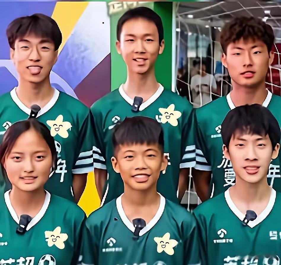 祝贺中国足球小将亮相世界杯。7月20日，纽约新泽西体育场，孟新艺等6名中国足球小