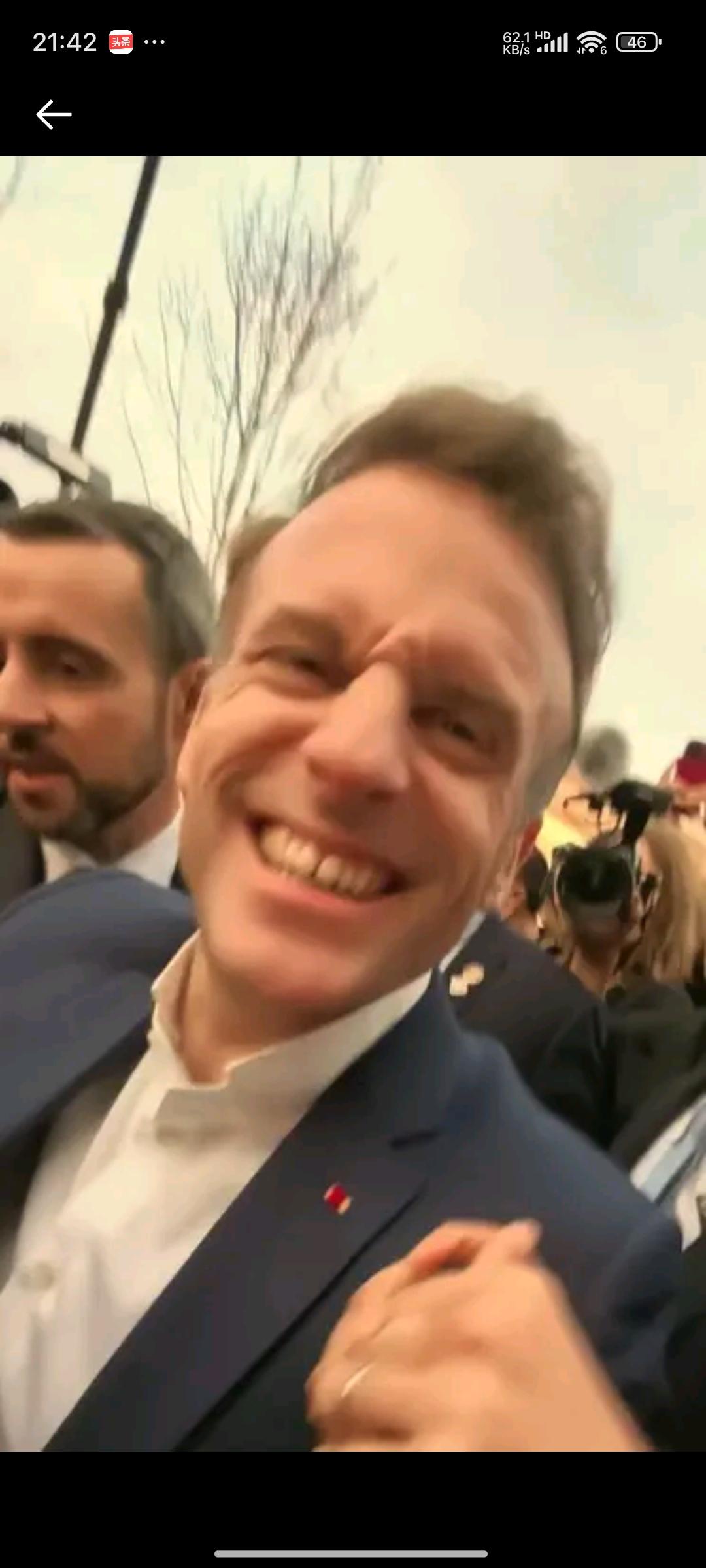 当马克龙的身影出现在校园的那一刻，原本井然有序的秩序瞬间被打破。学生们仿佛被一股