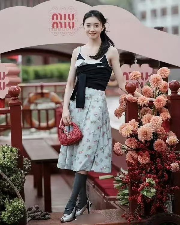 问题出在了那个凉鞋配长袜 ​​​