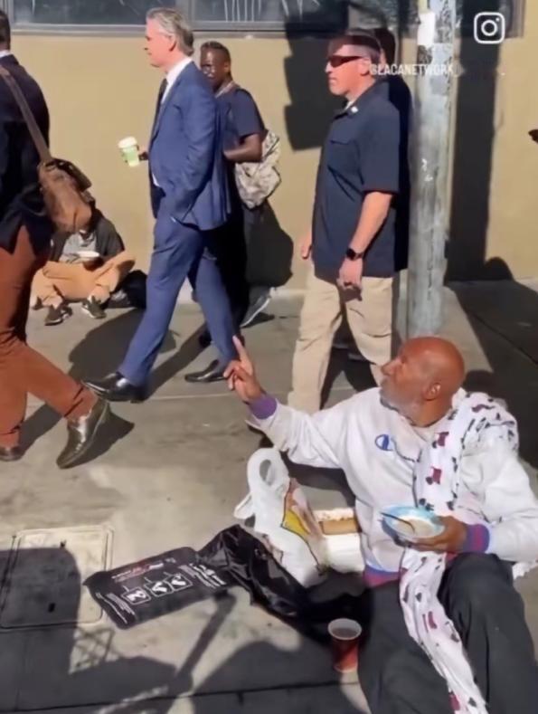 共存了，加州州长单手插兜路过“斩杀线”
美国社交媒体一张图突然登上了中国得热搜，