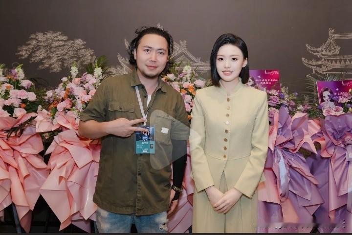 王子汝成和珊珊都相继晒出了和徐子尧的合影照，据王子汝成介绍他和尧尧的合照还是啊呀