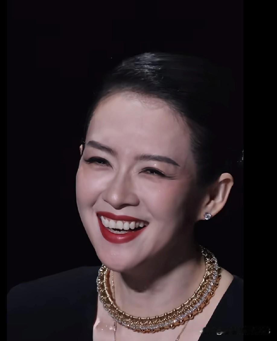 大家都留意到了章子怡那细微的表情变化吧！她笑着，眼圈却微微泛红，让人感觉笑容背后
