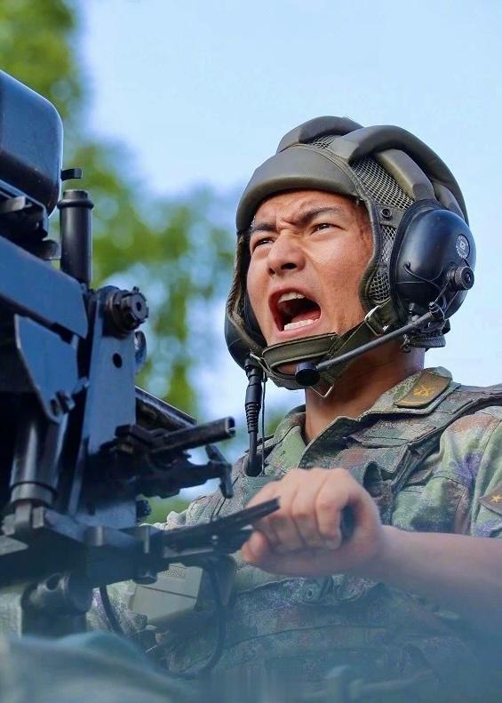 #早安军营# 不要为模糊不清的未来过分担忧，只为清清楚楚的现在奋发图强。早安！[