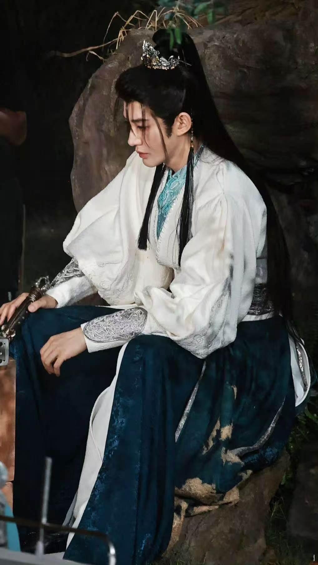 邓为铁了心要养死士邓为丝滑得像AI一样天！邓为这打戏也太丝滑了吧！挥剑转身干净利