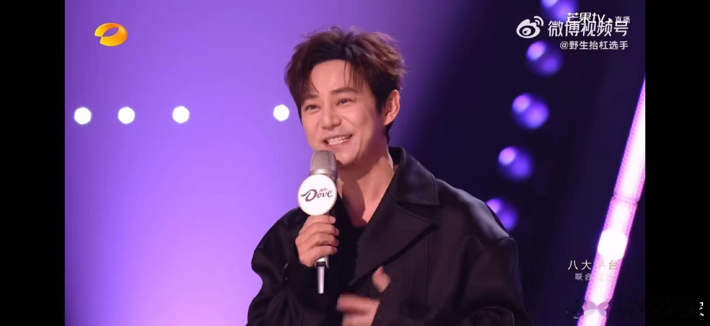 声鸣远扬直播名场面预定！何炅回应全网 “周考” 调侃，把严肃音综玩成小品，兢兢业