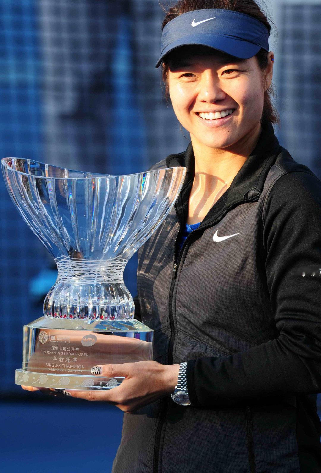 美好「网」事2013年1月5日，头号种子李娜在WTA深圳站决赛中打满三盘，最终以