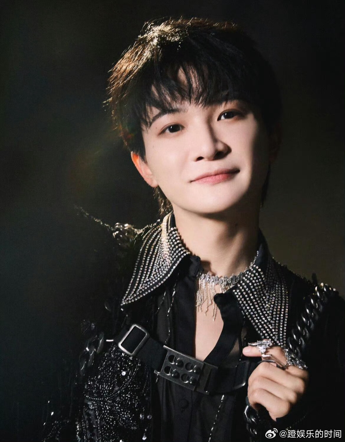 周深上午发歌晚上上桌 周深：发歌不够，现场来凑！《求真》上午上线晚上唱，“上桌”