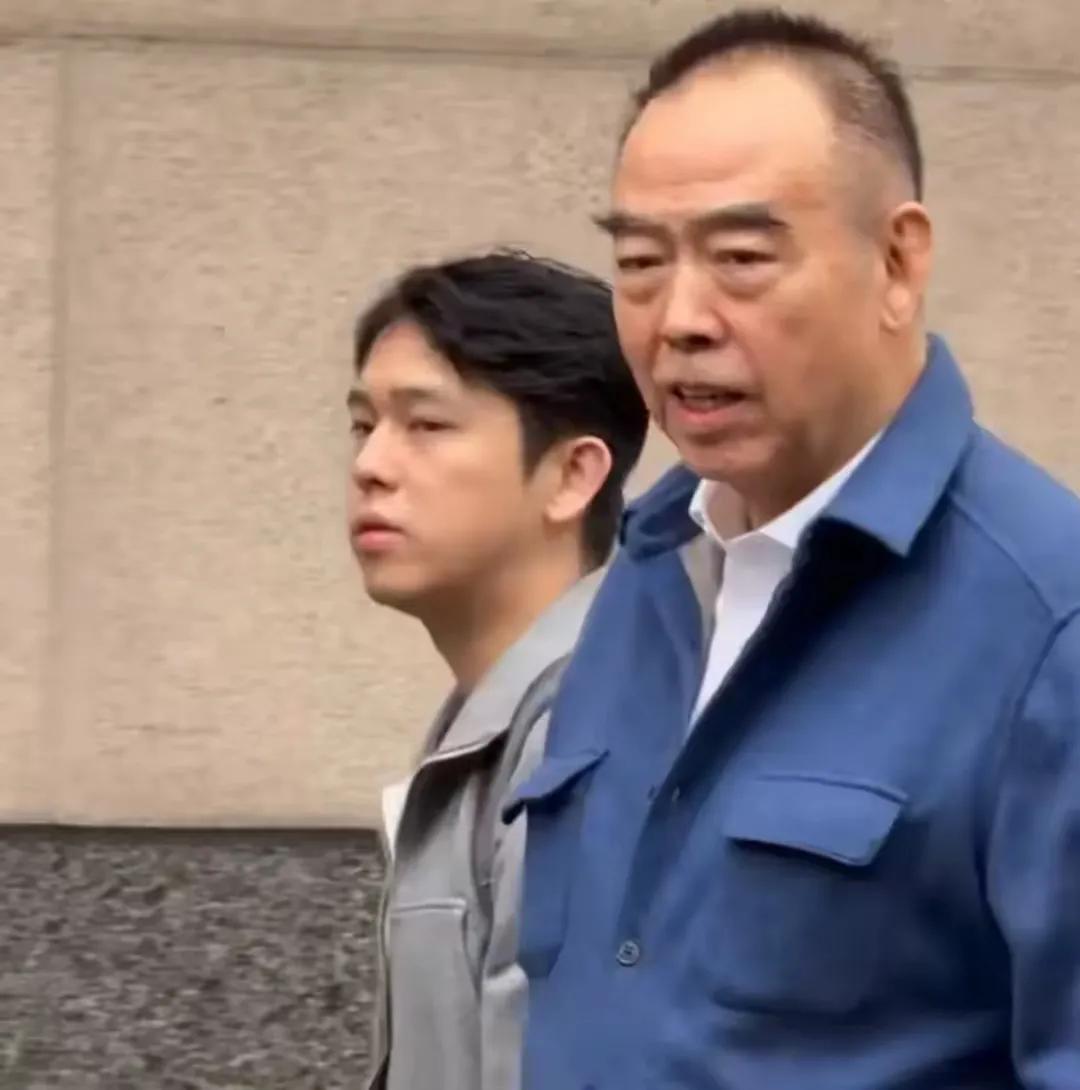 脱离了镜头高大有型的陈凯歌也只是个普通的老头了，谁也逃不过岁月的洗礼。这些70+