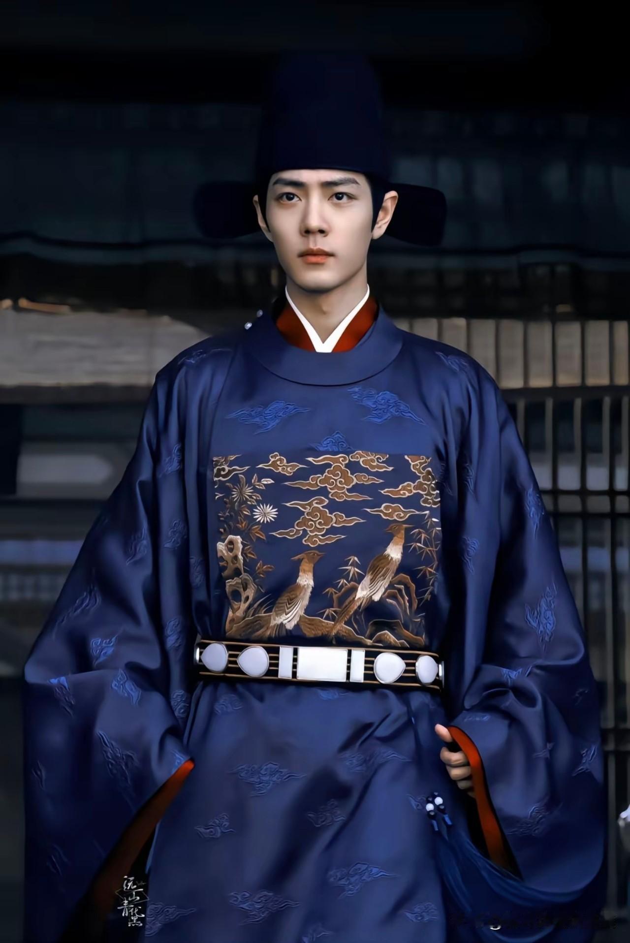 可能肖战做梦也没有想到，

2025年的剧王不是开播热度就火的《唐诡》

不是打