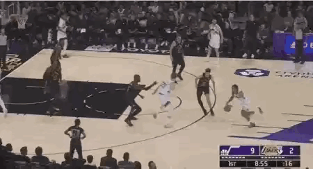 东契奇形同虚设啊湖人主场迎战爵士，詹姆斯迎来赛季首秀，湖人第一节10-21落后爵