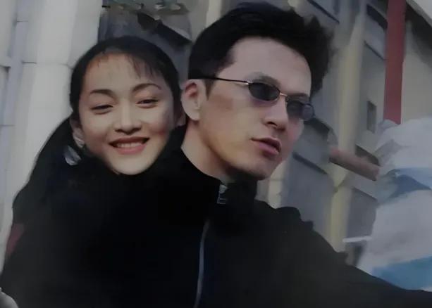 2010年7月5日，周迅前男友贾宏声趁父母不注意，从14层一跃而下，父母跑下楼时