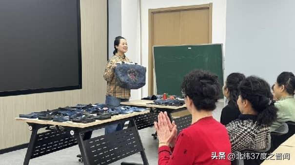 旧衣焕新趣！万柏林区义井西社区巧手DIY点亮低碳生活
 
近日，太原市万柏林区神