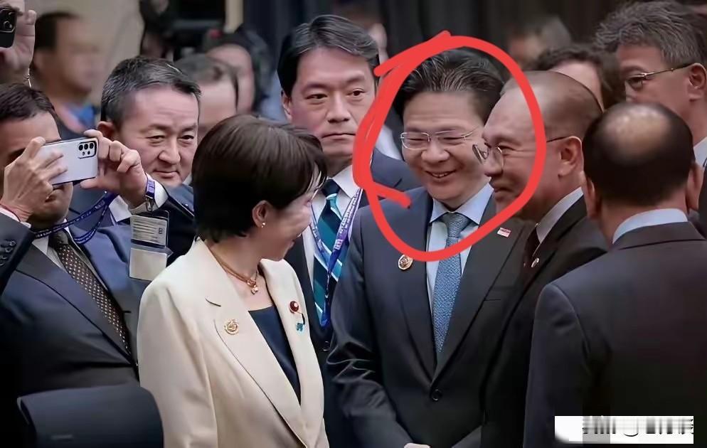 新加坡总理黄循财看日本首相高市早苗的眼神真是非常谄媚，怪不得他会站出来为日本说话