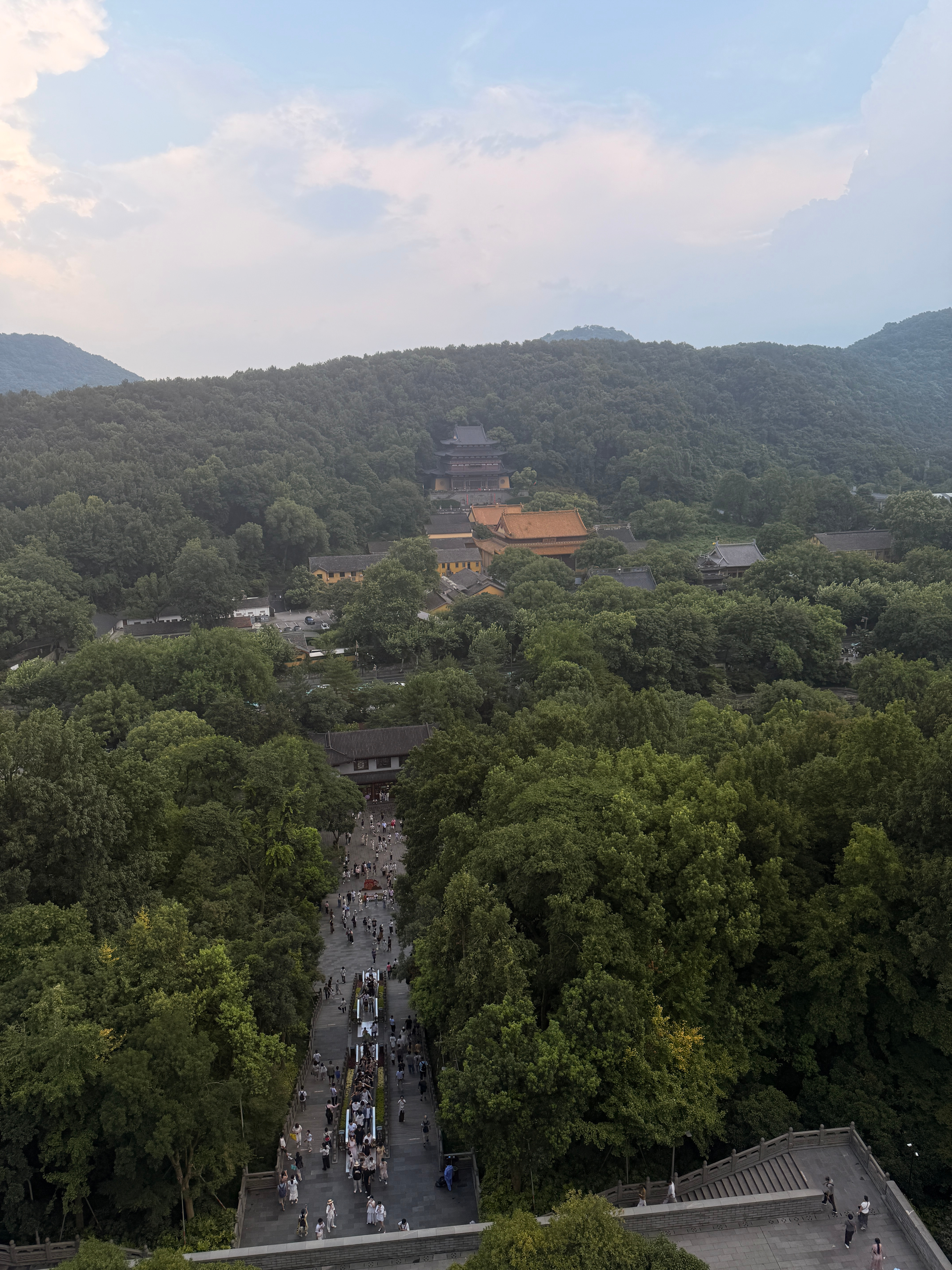 逆天 能不能早点发通知呀？新闻发布会都开了，这样的台风应该早有预警吧？？？客队球