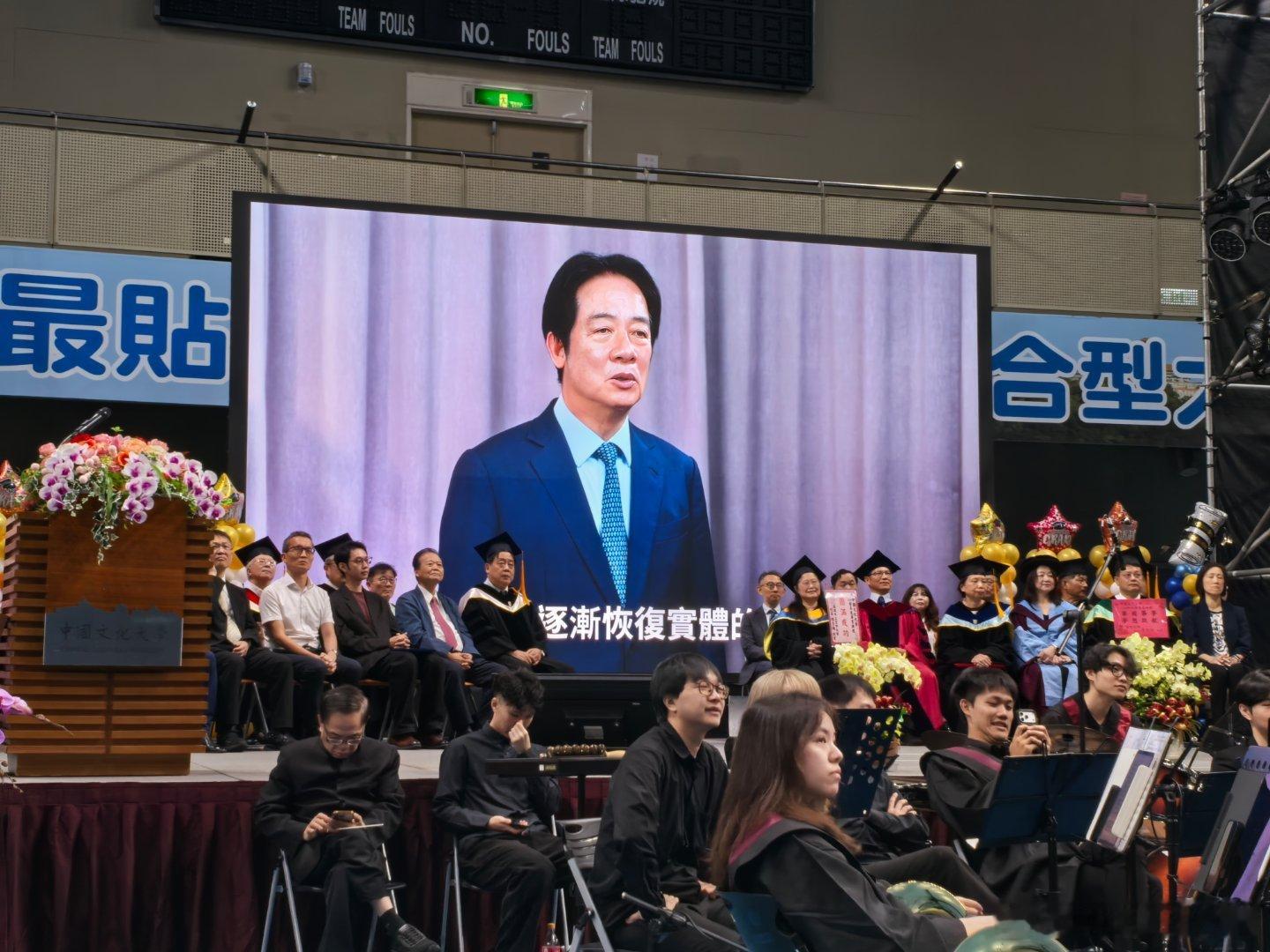 參加畢業典禮沒想到除了校長致詞還有太上萊爾校長致詞不過最讓我吃驚的是文學院的畢業