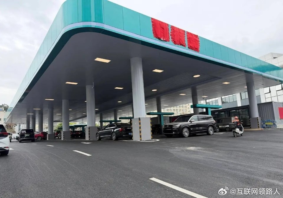 比亚迪把“充电站”建成“加油站”的模样，瞧着确实挺气派，这才配叫充电站啊，就是不
