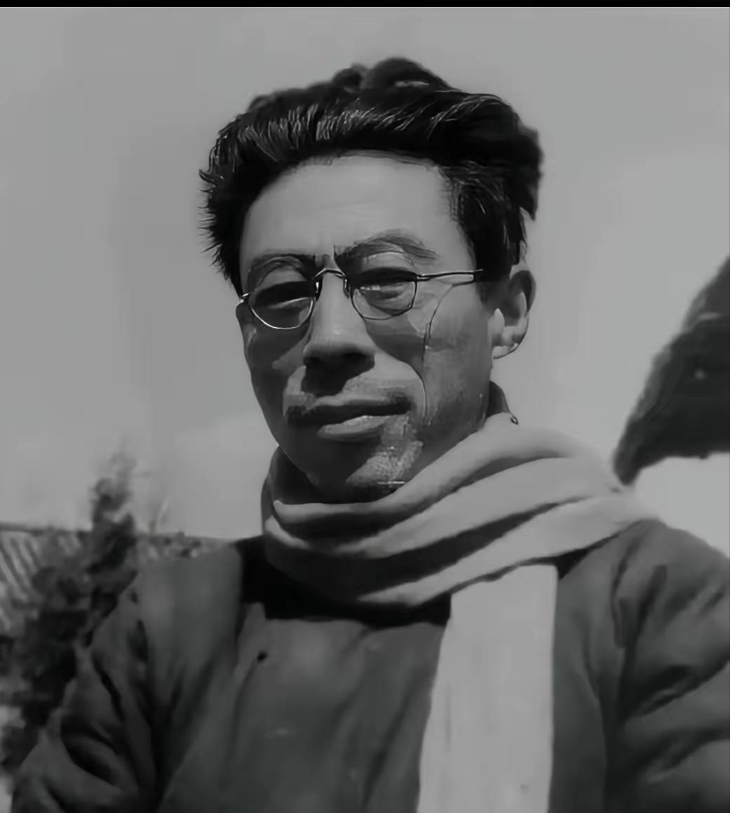 1946年，闻一多刚骂完反动派，19岁的儿子闻立鹤就寸步不离跟着。

眼看黑枪朝