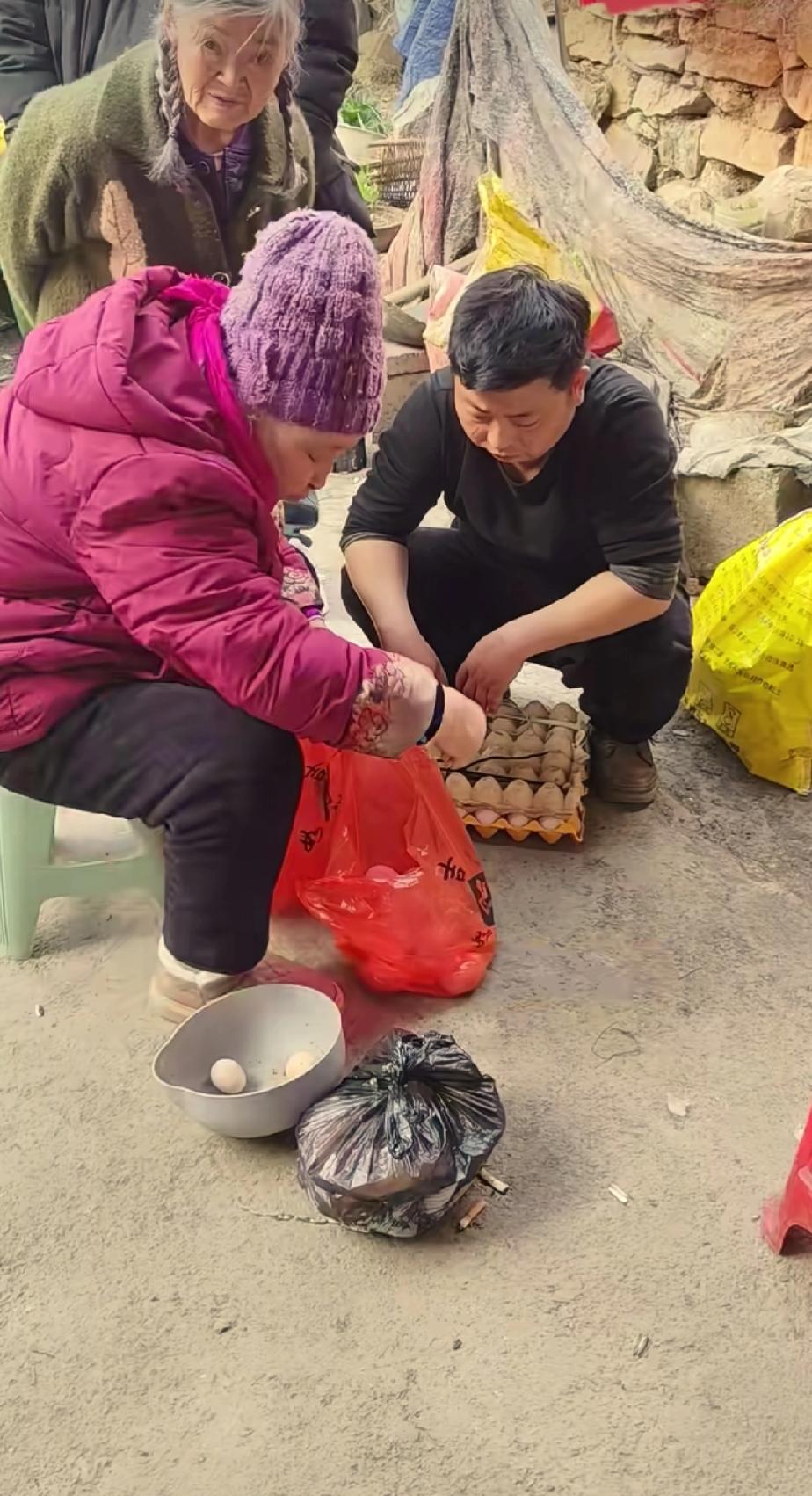 胡龙妈妈刚满60岁，却已有着80岁老人的容颜。岁月无情催人老，她丟失儿子，哭瞎了