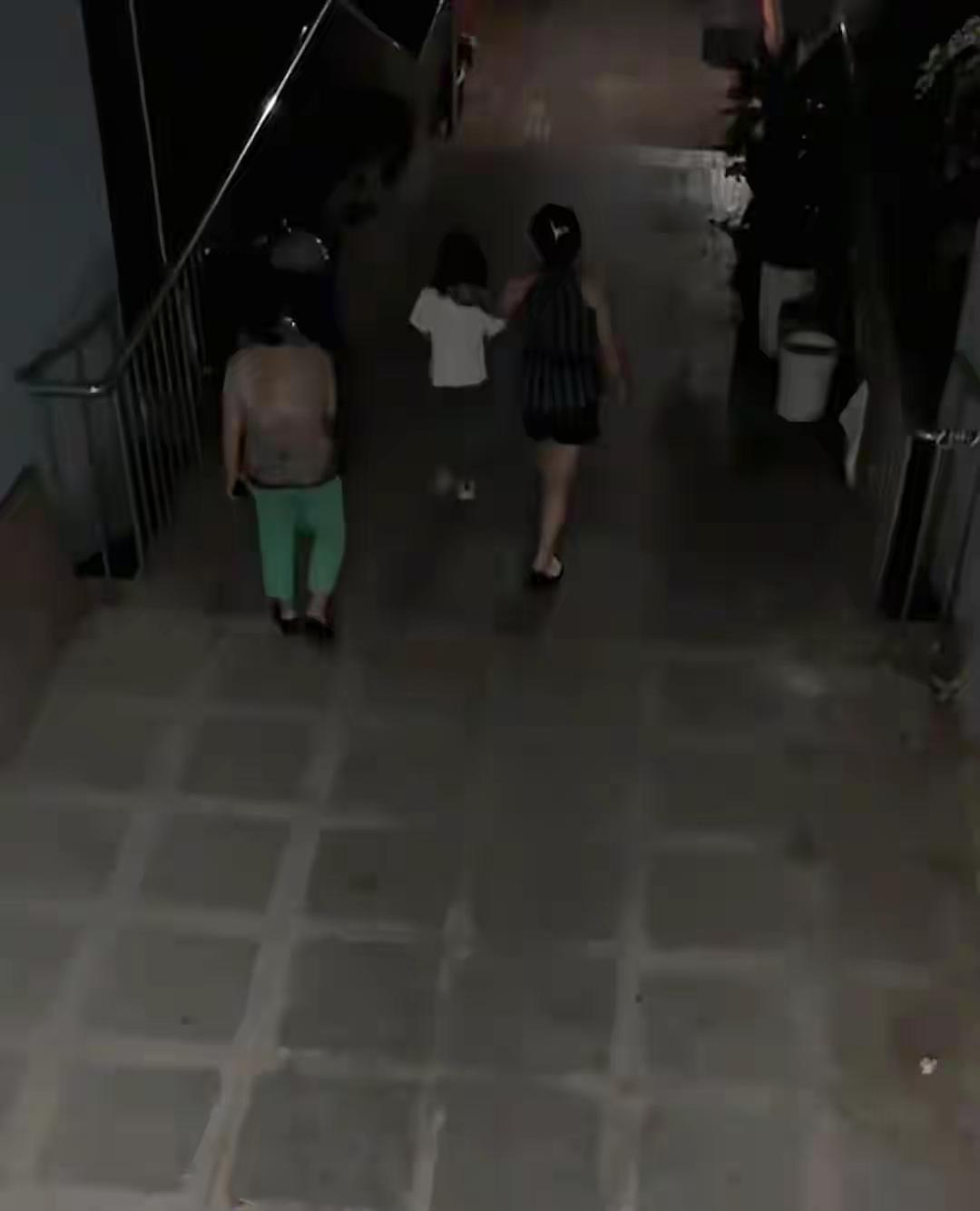 重庆7岁女孩中秋在同学家等爸爸来接
等来的却是天人永隔
这事儿看得人心里发堵
它
