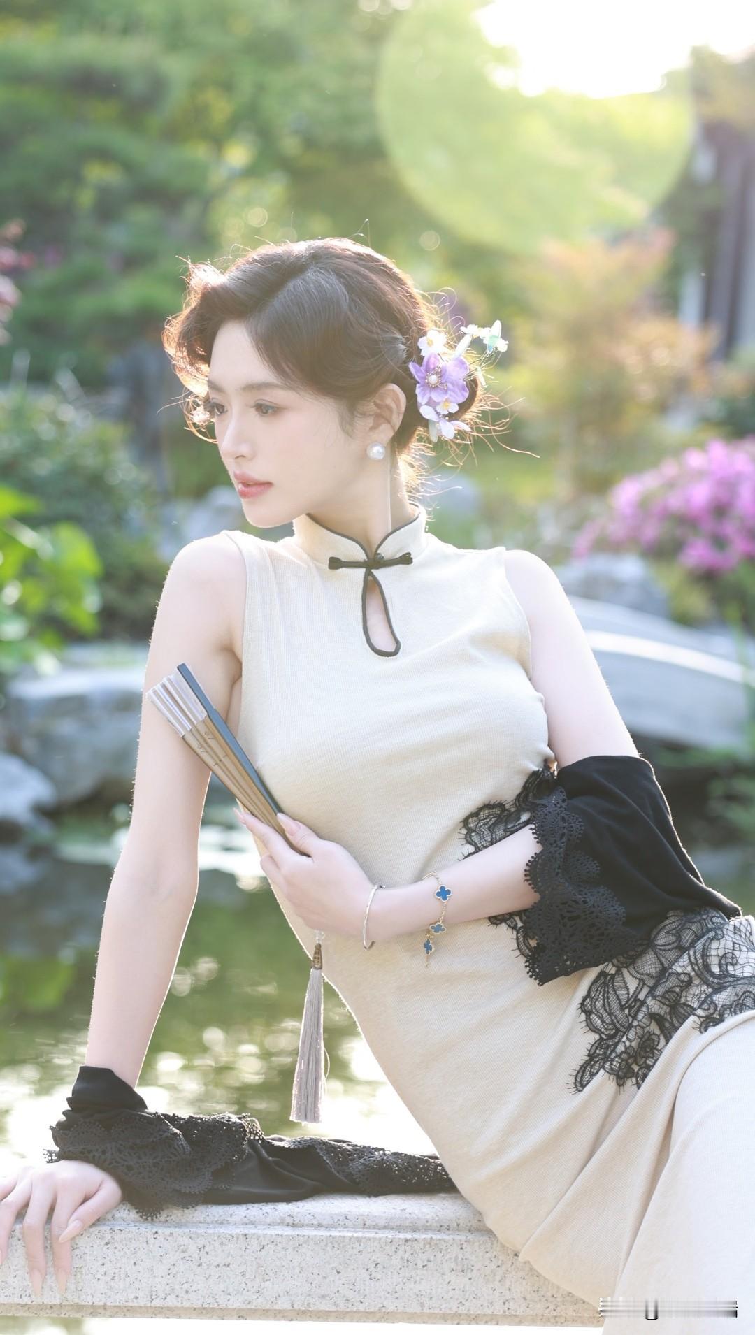 古典美人倚栏畔，花影摇曳，书香满怀。