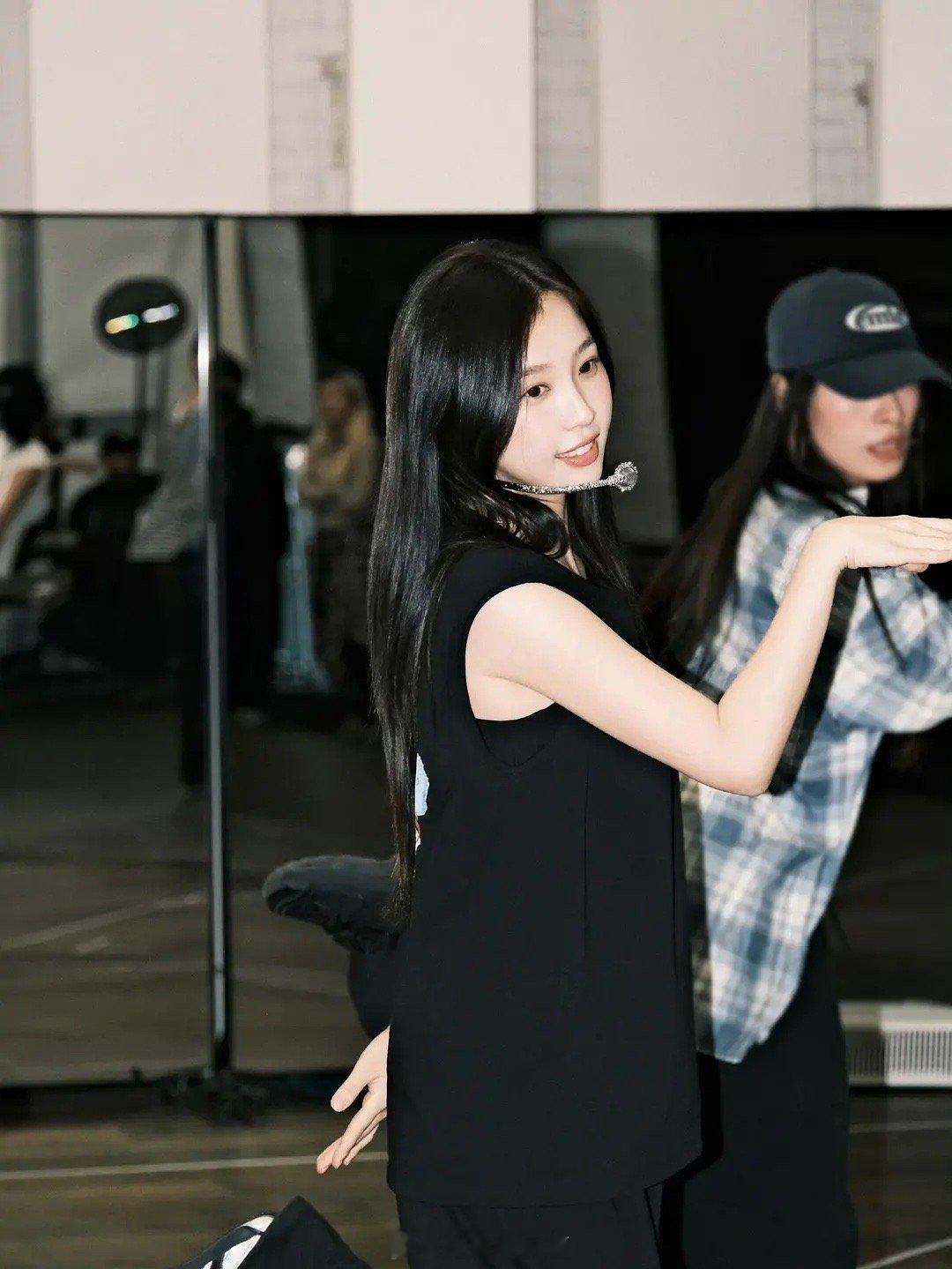 虞书欣虞书欣 是生日音乐会彩排图来啦，好乖的女鹅 