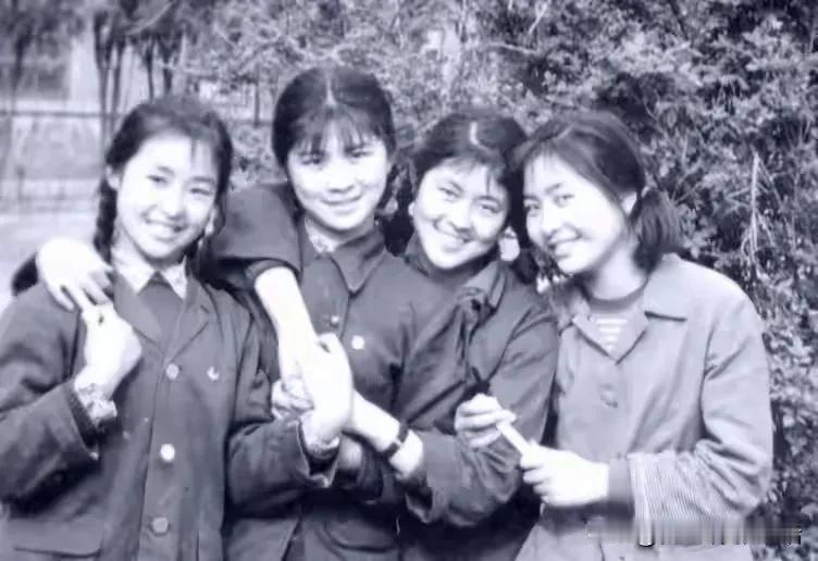 原来倪萍和迟蓬竟然是一个宿舍的同班同学，无话不谈的好闺蜜。
两个人都是山东人，都