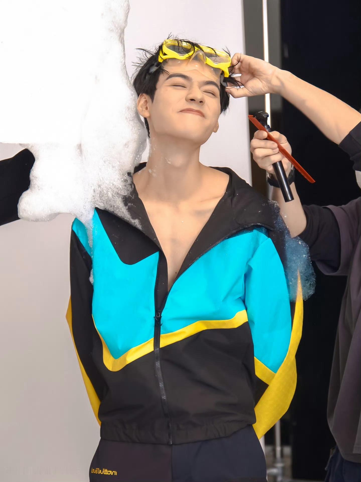 龚俊 ｜龚俊时装男士六月封面 这套尊嘟很萌萌🥺 
