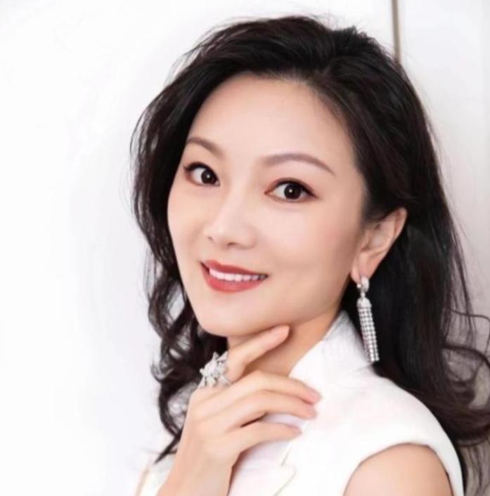 1999年，18岁的陈婷正在上课时，突然感觉一阵恶心呕吐，同桌问她："你怎么啦？
