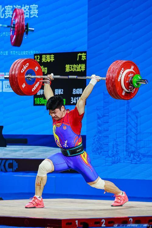 举重比赛中的杠铃为什么会“转”？不会影响运动员的平衡么？

 
在举重比赛中，杠