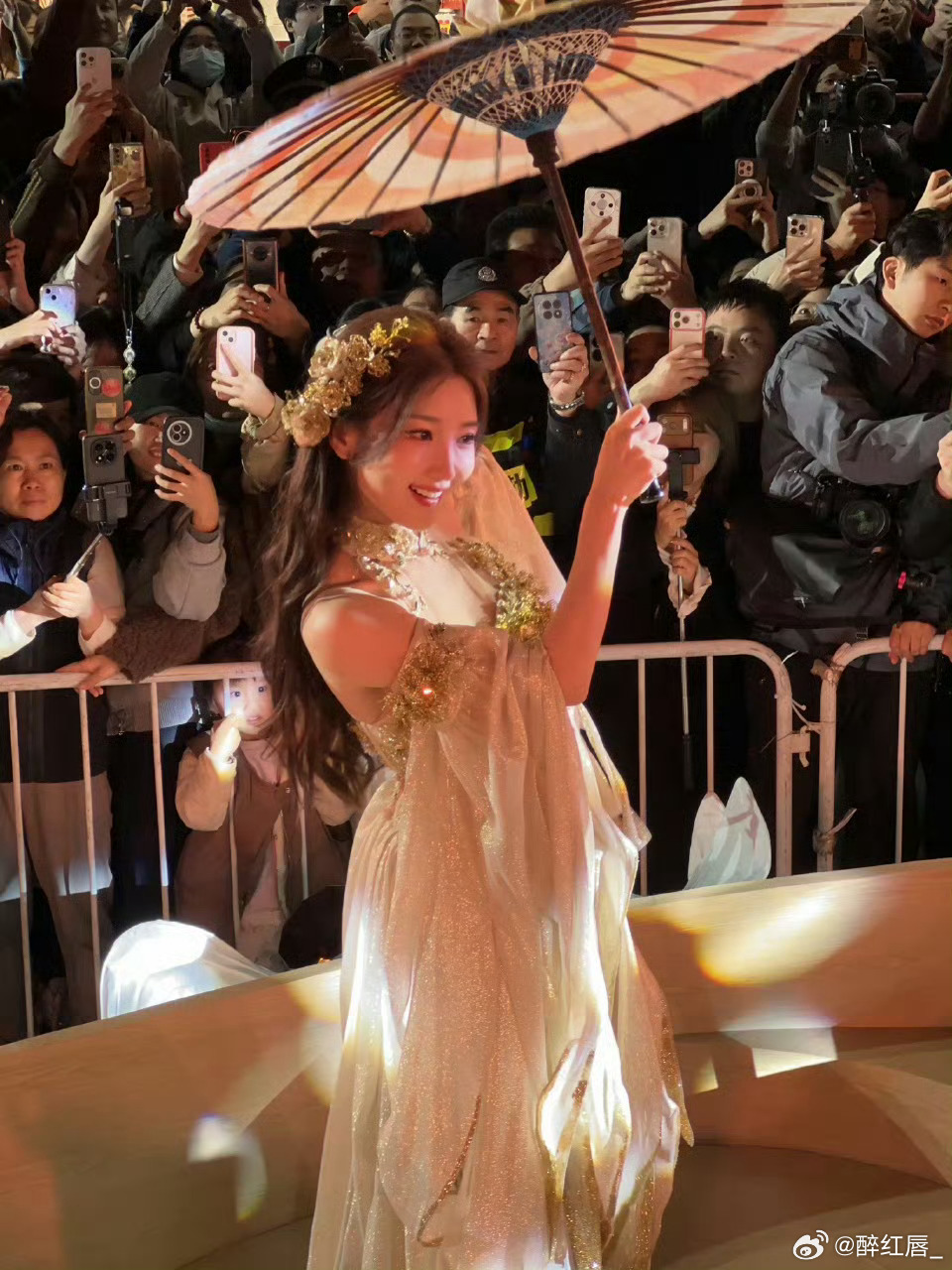 毛晓彤撑油纸伞跳舞毛晓彤撑油纸伞跳舞也太绝了！一颦一笑都是江南韵味，直接美到心坎