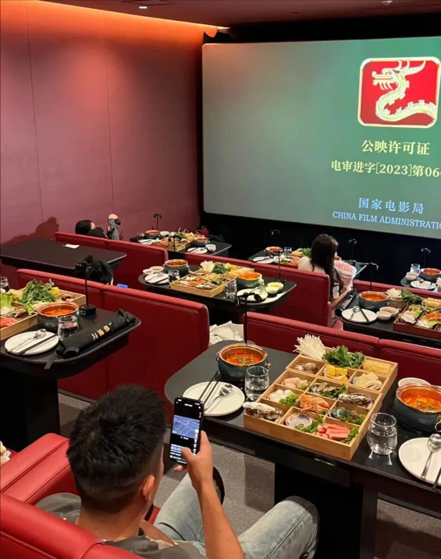 你对火锅电影院有何看法？

秋天来了，天气冷了，又到了吃火锅的季节！网友晒得四川