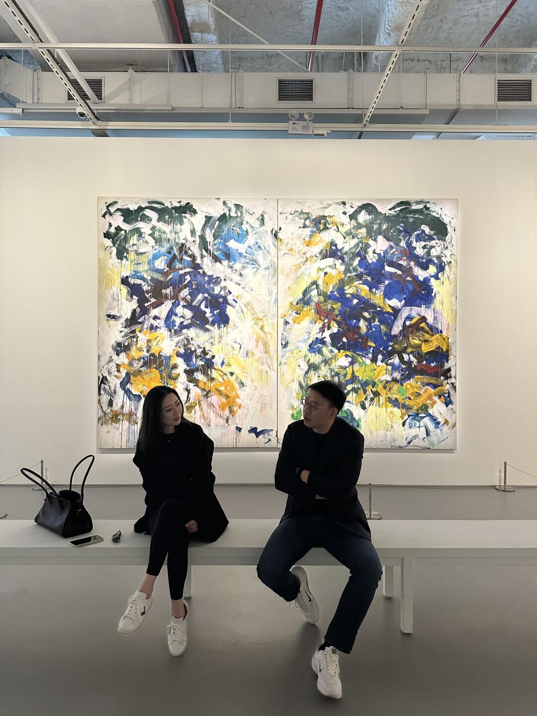 和两位老师在Joan Mitchell的画作下亲切交谈。