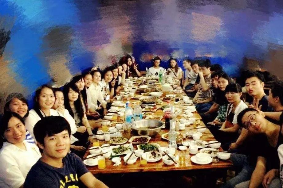 为什么越长大，越难交到真心朋友？

前几天翻通讯录，发现能随时打电话的人不超过五