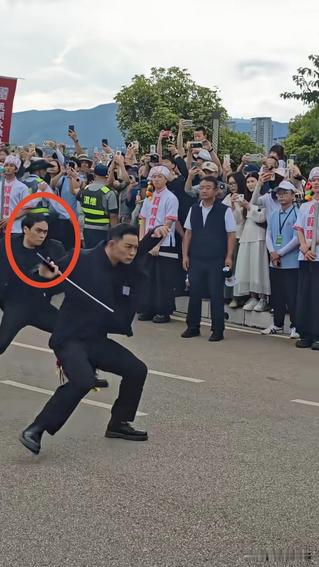 近日“景颇刀舞”火遍全网，领舞袁志平被大家所熟知，但似乎没有人关注那个陪在他身后