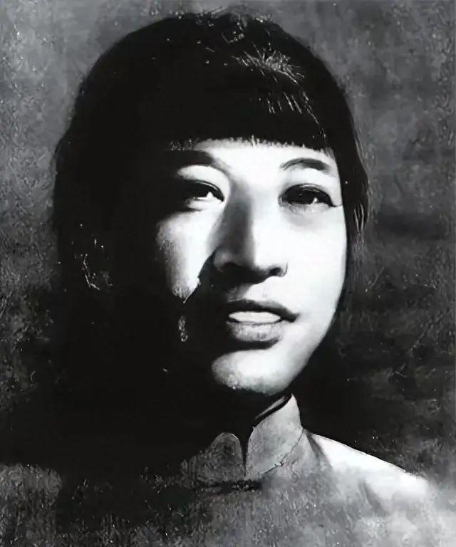 1928年9月19日，她被敌人带到刑场。 他们将她衣服扒光，分开四肢绑在木桩上，