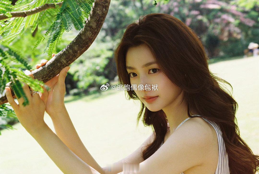 徐若晗任由这个夏天迈着大步向我走来徐若晗深V吊带裙与盛夏温柔相逢，一袭吊带裙清爽