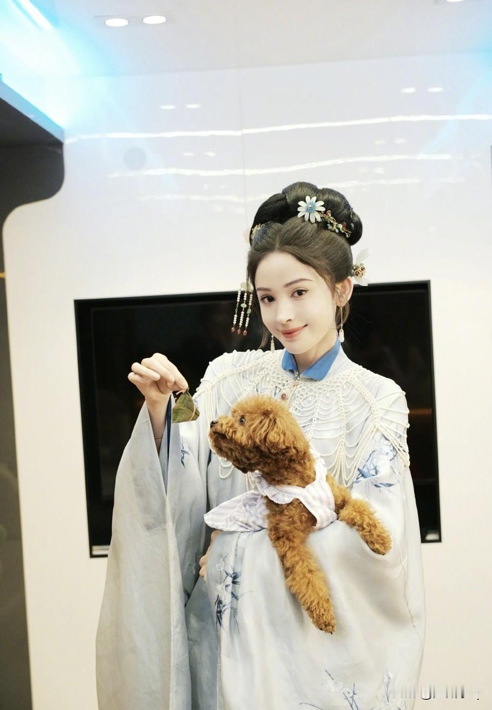 娜扎可真贴心，过端午不仅自己吃粽子，还为爱犬也准备了一份小粽子。