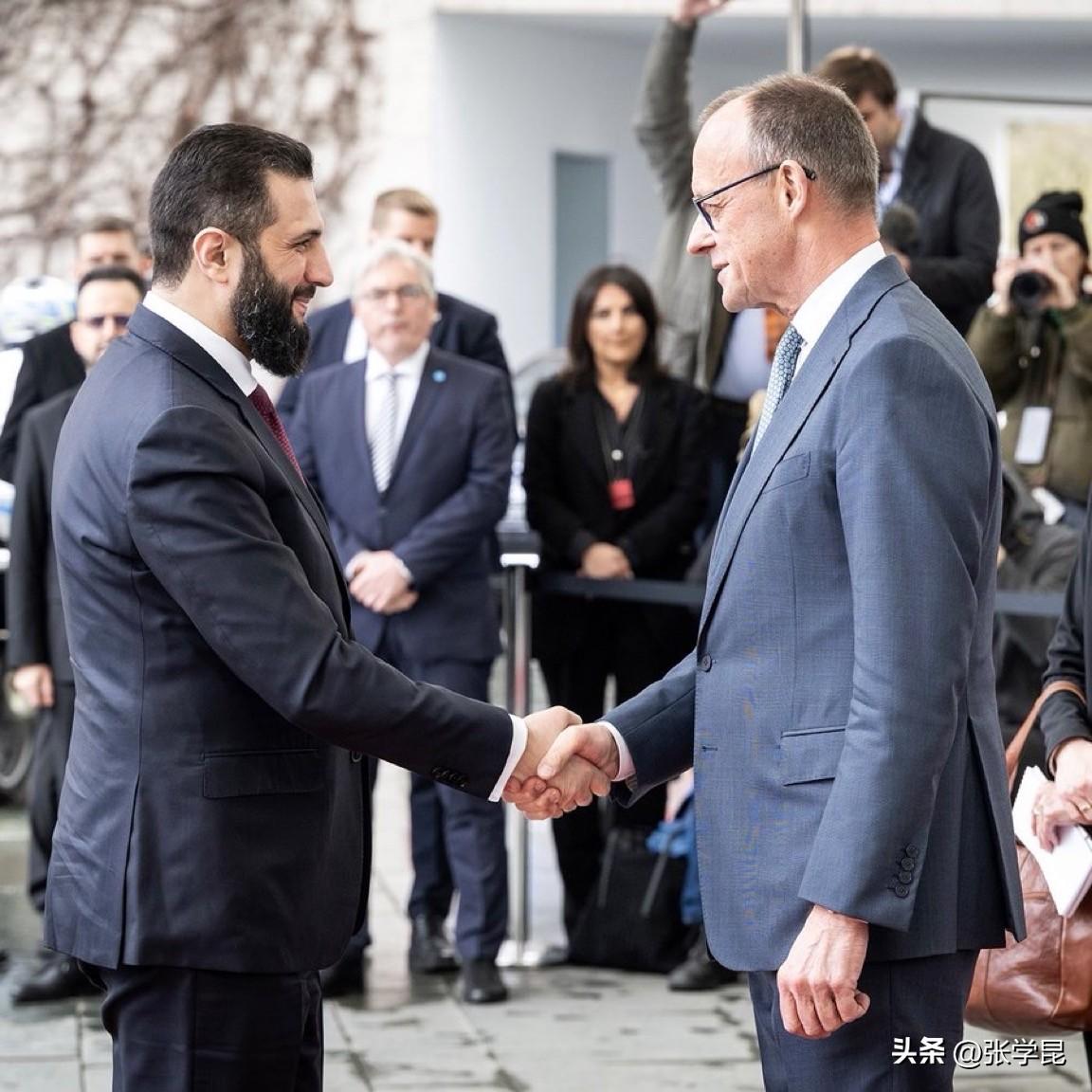 德国总理默茨今天发文说：“许多在我们这里寻求庇护的叙利亚人都希望返回家园。我们正