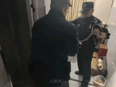 深夜出租房惊现“黄褐长龙”盘踞床头！女子尖叫逃命，民警这一招“七寸擒拿”看呆众人