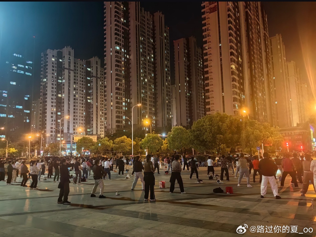 现在的广场舞已经这样了吗高楼当背景，路灯打着光，舞步整整齐齐。彻底打破我的老印象