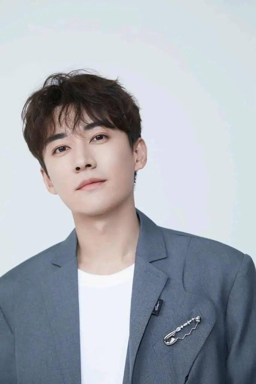 《桃花映江山》宣布将于6月20日首播，刘学义与孟子义携手演绎古装爱情故事！
备受