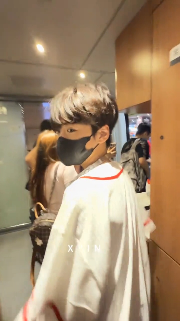 如果你欺负了萌萌的之之，他就会萌萌的把你的手机旋转360° 
