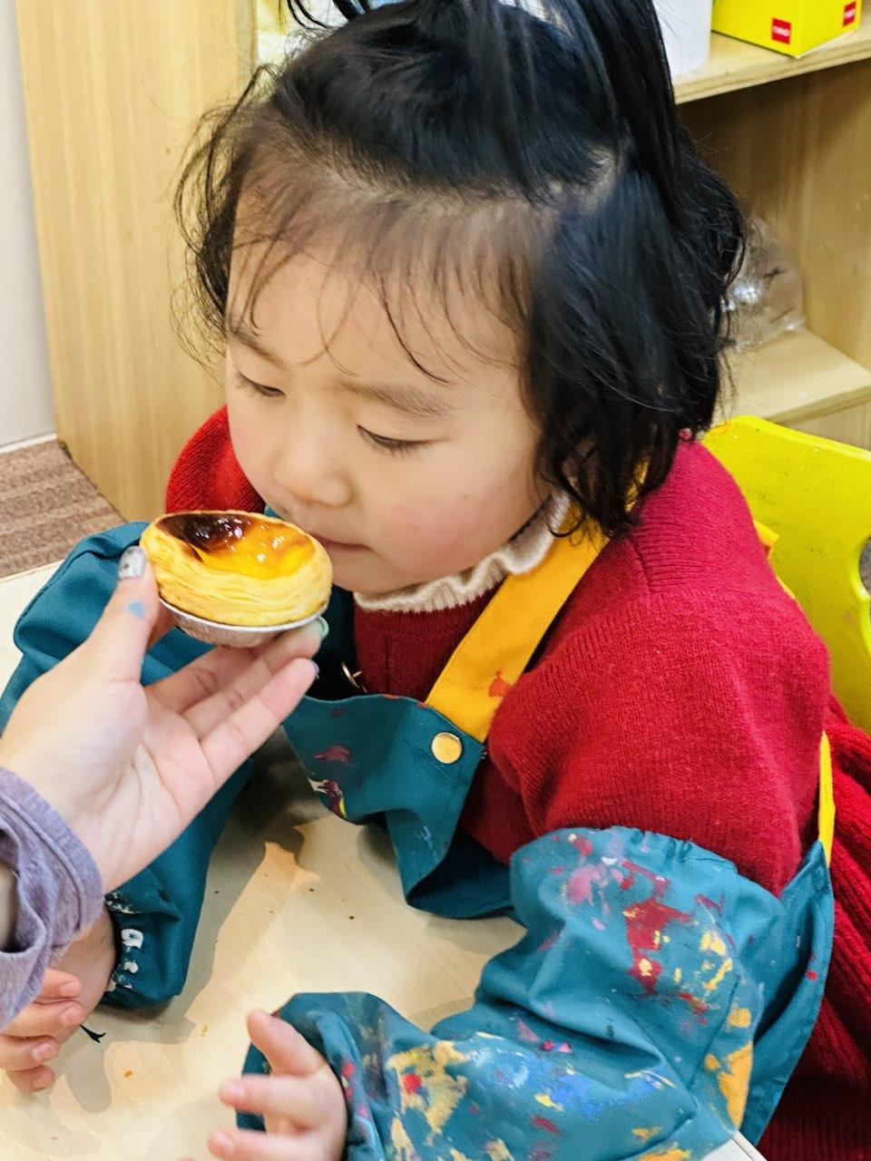 格格和她的蛋挞，现在格格很棒，每天举手回答问题，下课和老师说再见爱画画的小朋友